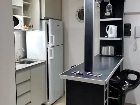 Monoambiente con balcón en edificio con amenities