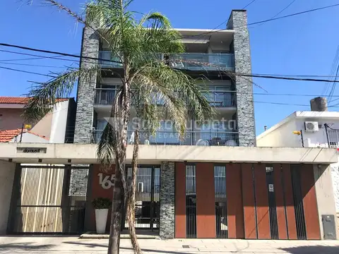 Venta departamento 2 ambientes con cochera y balcón con parrilla en Haedo.