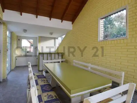 Casa 5 ambientes con 2 baños