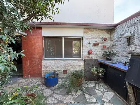 Casa 7 ambientes con 2 baños