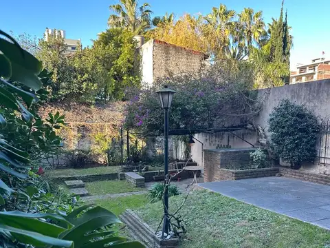 Casa con 150 m² de jardín y cochera – Dos dormitorios - Excelentes accesos - Saavedra