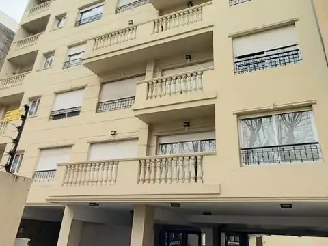 HERMOSO DEPTO DE 2 AMBIENTES CON AMPLIO COMEDOR, 2 BAÑOS, HABITACION CON VESTIDOR y BALCON. EXCELENTE UBICACION