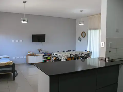 Casa 4 ambientes con 2 baños