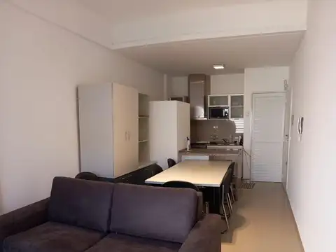 Alquiler departamento de un ambiente con patio en Wilde