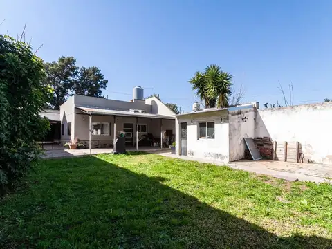 Casa en Venta con 2 cocheras