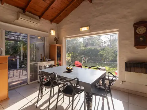 Casa en Alquiler con 2 cocheras