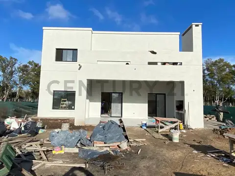 Casa en Venta con 4 cocheras