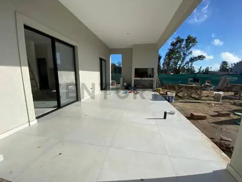 Casa en Venta en Pilar Del Este - Santa Sofia, USD 214.000