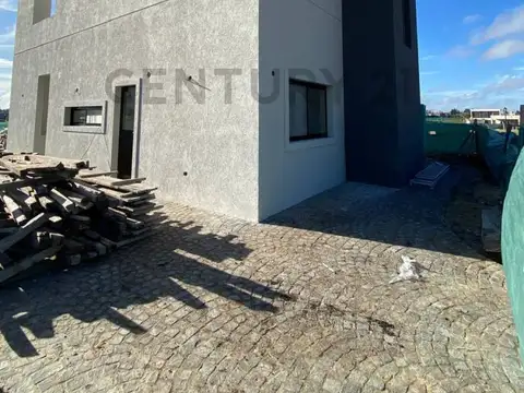 Santa Sofia 100, Piso 0