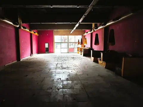 Importante Local S/Av. H. Yrigoyen al 8229 de Lomas de Zamora. Fte. al Mc Donald´s. 1200m².