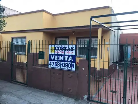 CASA DE 3 AMBIENTES Y UN DEPARTAMENTO AL FONDO.