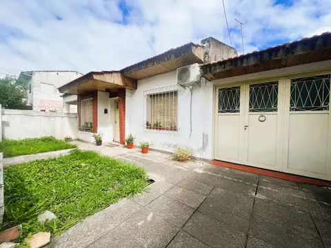 *CHALET 3 AMB. SOBRE LOTE DE 8,66 X 23 *A MODERNIZAR *CON GARAGE Y FONDO LIBRE