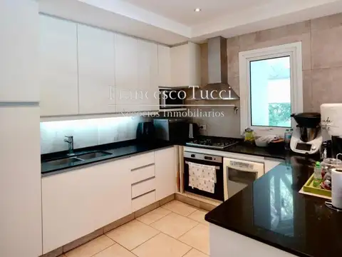 Casa en Venta con 3 cocheras