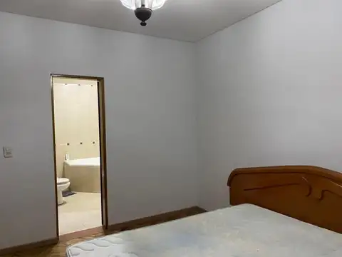 CASA 2 AMB. - DIVISIBLE A 3 AMB C/FONDO LIBRE - PERMUTA