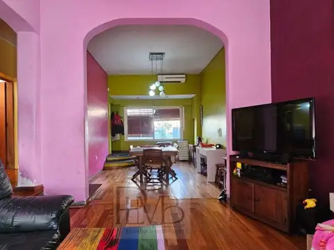 CASA 6 AMBIENTES en LOTE PROPIO (Barrio "mil casitas"). Con TERRAZA. EXCELENTE UBICACIÓN (A 4 cuadras de Av. Rivadavia)