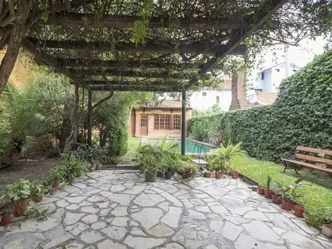 CASA 5 AMBIENTES C/FONDO LIBRE - QUINCHO Y PISCINA