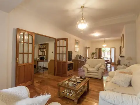 CASA 5 AMBIENTES C/FONDO LIBRE - QUINCHO Y PISCINA