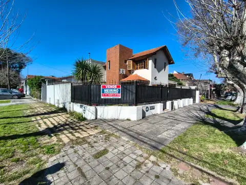 ¡Moderna Casa en Esquina en Excelente Estado!