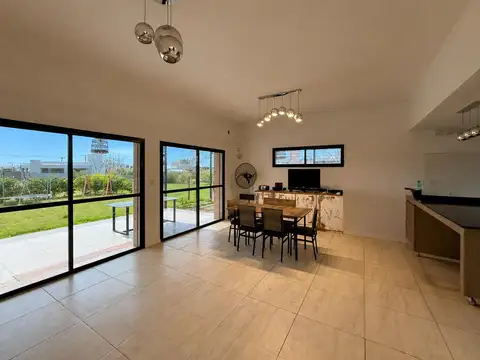 Casa 5 ambientes con 2 baños