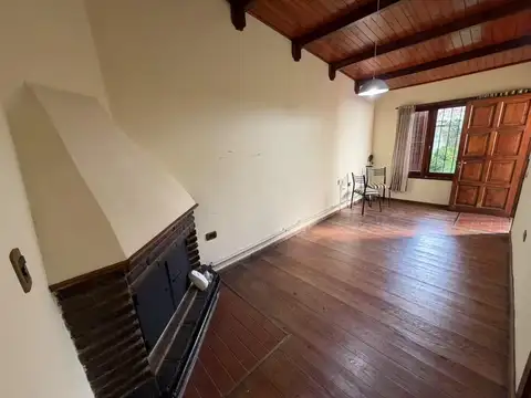 VENTA CASA - 2 dormitorios con cochera y jardin - Arroyito