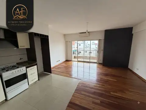 EXCELENTE MONOAMBINTE AL FERNTE CON BALCON SOBRE MONROE. IMPECABLE.