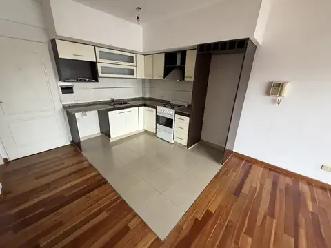 EXCELENTE MONOAMBINTE AL FERNTE CON BALCON SOBRE MONROE. IMPECABLE.