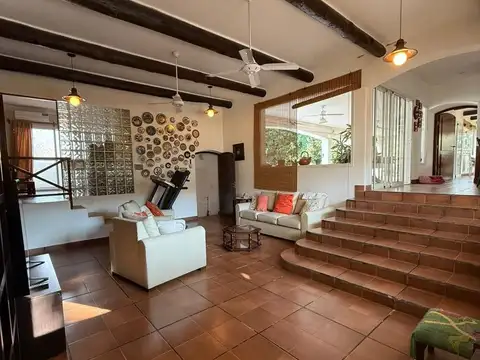 Casa en Venta con 3 cocheras