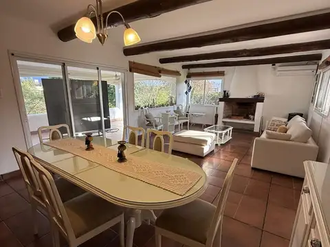 Casa 8 ambientes con 3 baños