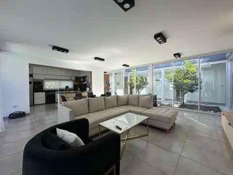 Casa en Alquiler con 2 cocheras