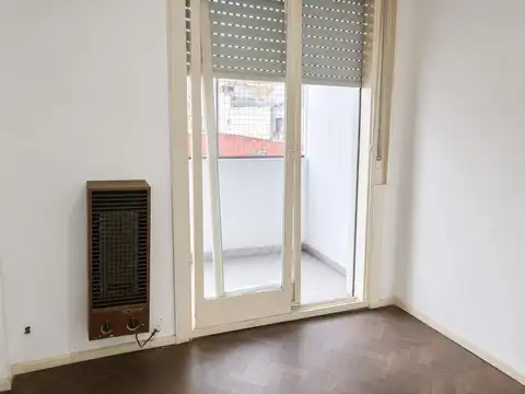 Depto 4 amb, a reciclar en Balvanera, limite con Recoleta.