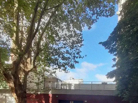 GRAN TERRAZA CON DEPARTAMENTO DE 2 AMBIENTES TODO AL FRENTE