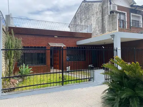 Casa chalet 4 ambientes con jardin