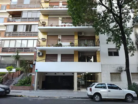 Caballito – Dueño directo vende – Excelente semipiso al frente de 4 ambientes con dependencia + patio + baulera – Ubicación estratégica