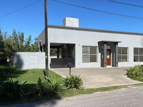 Casa 4 ambientes con 2 baños