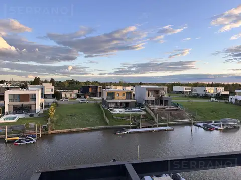 Casa en alquiler con amarra propia y espacio amplio para varios autos en Villanueva