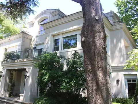 Casa en Alquiler con 3 cocheras