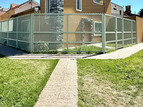 Excelente casa en venta en esquina en pleno barrio golf
