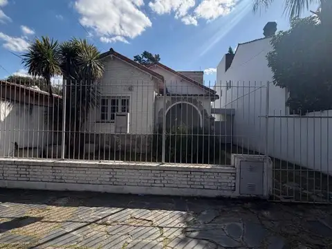 Casa 5 ambientes en venta. Zapiola 1100. Castelar