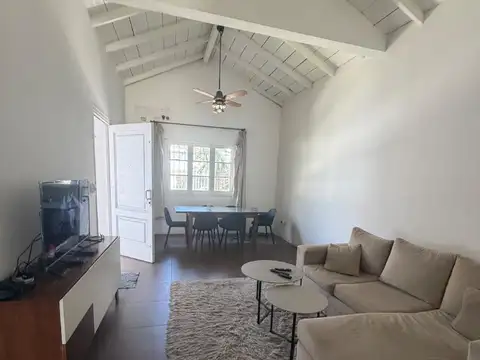 Casa 5 ambientes en venta. Zapiola 1100. Castelar