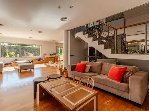 Casa 6 ambientes con 5 baños