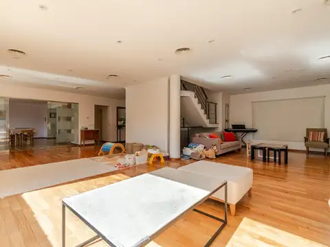 Casa en Alquiler con 6 cocheras