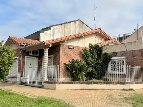 CASA DE 3AMB CON DEPENDENCIA