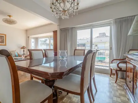 Departamento en venta en Recoleta con cochera frente a Plaza Vicente Lopez