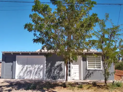 EN VENTA CASA CON MONOAMBIENTE - PLOTTIER