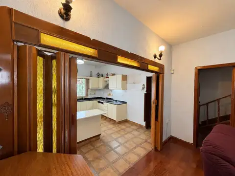 Casa 6 ambientes con 2 baños