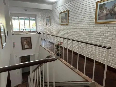 Casa con 16m de frente sobre Ayacucho, perfecto estado