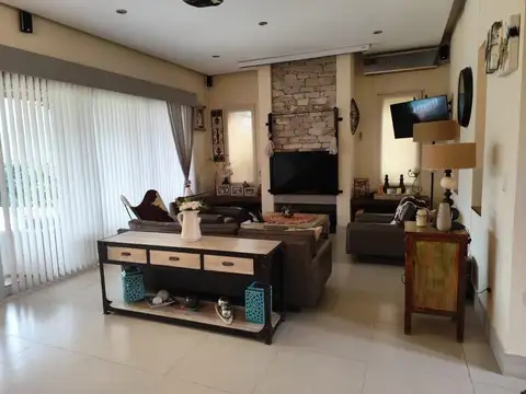 Casa en Venta con 3 cocheras