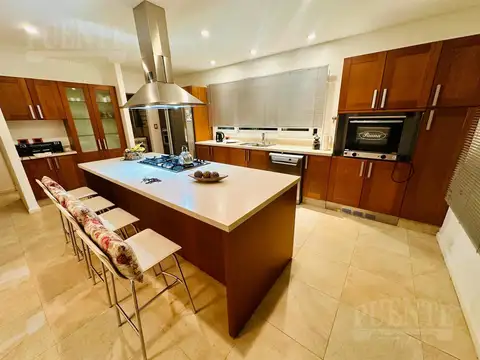 Casa 5 ambientes con 4 baños