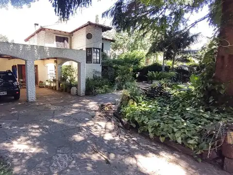 Casa 6 amb. en Barrio EL CORTIJO, Malvinas Arg.