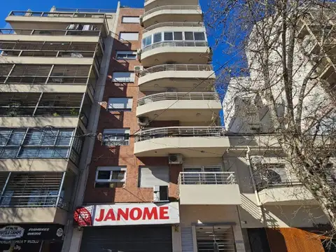 IMPECABLE SEMISPISO DE TRES AMBIENTES AL FRENTE CON COCINA SEPARADA Y HERMOSO BALCON